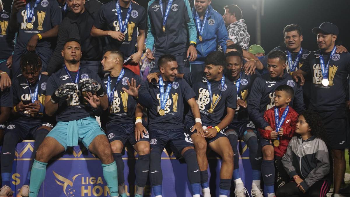 ¡Festejo del campeón! Besos al goleador, Diego Vázquez celebró en el camerino y locura de la plantilla de Motagua con el título