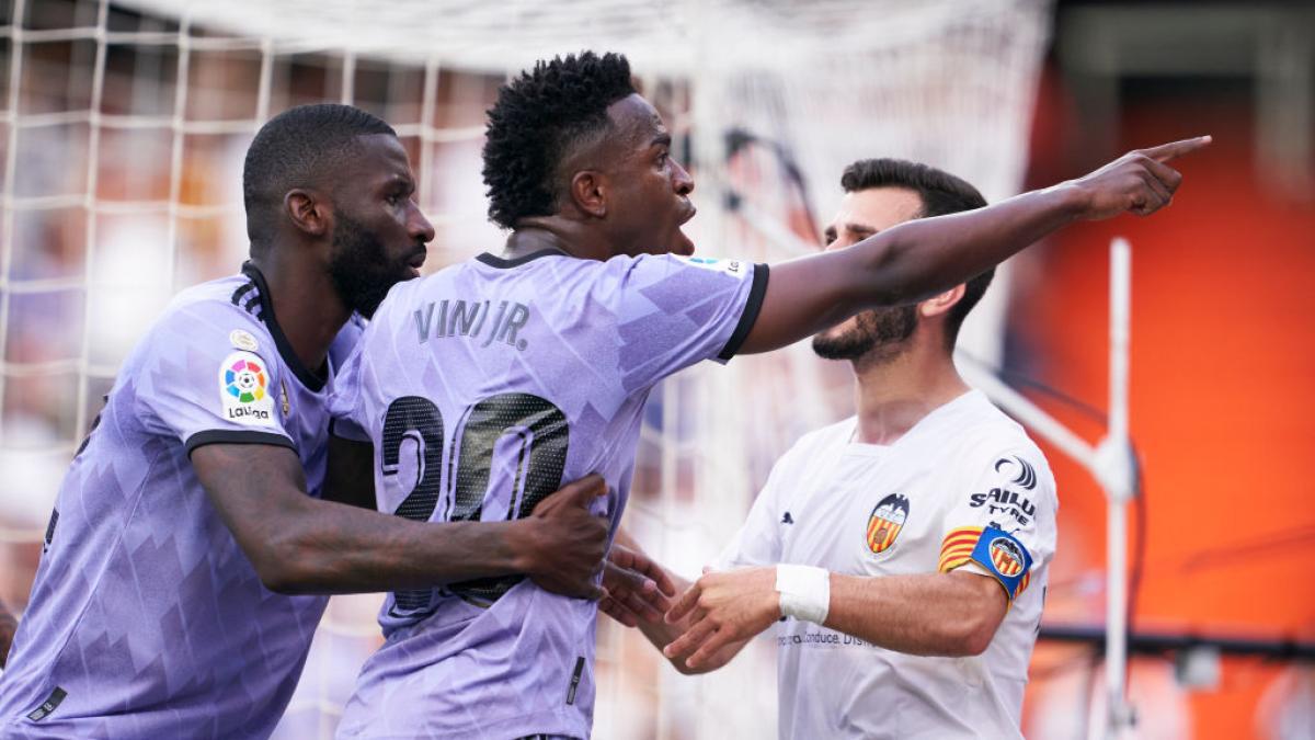Vinicius identificó a un par de aficionados que le estaban gritando “mono” en Mestalla.