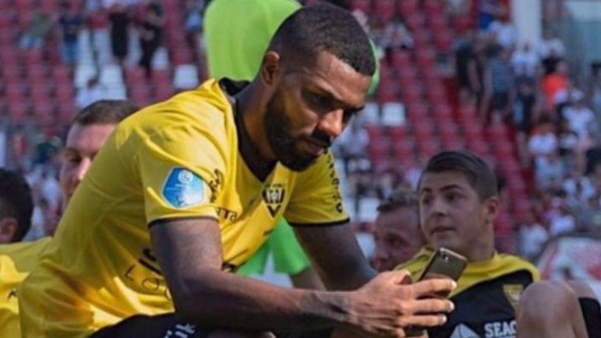 ¡No tiene equipo! De ser el más joven en debutar con el Liverpool a vender pollo frito en las calles de Inglaterra