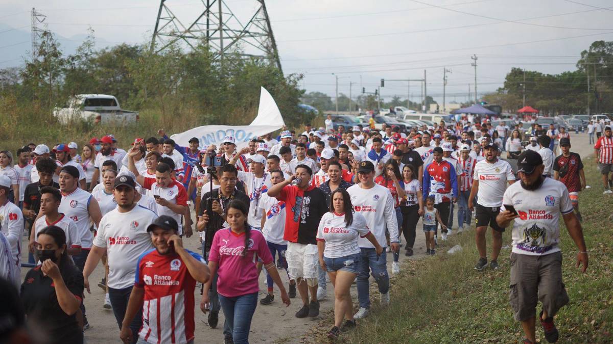 ¡Ambientazo de Champions! Invasión de olimpistas en el Olímpico y el grupo de afición del Atlas que se hace sentir