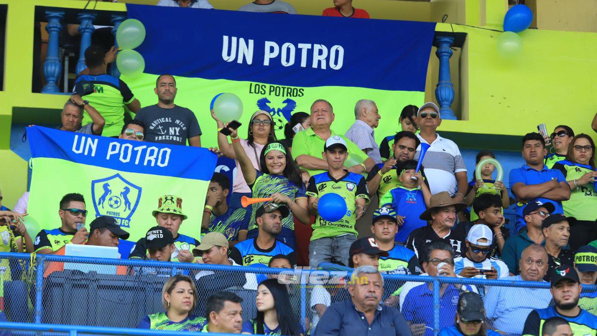 ¡Robó suspiros! La hermosa novia del jugador de Potros, la simpatía de Samuel García con los aficionados y la fiesta que se vive en Olancho