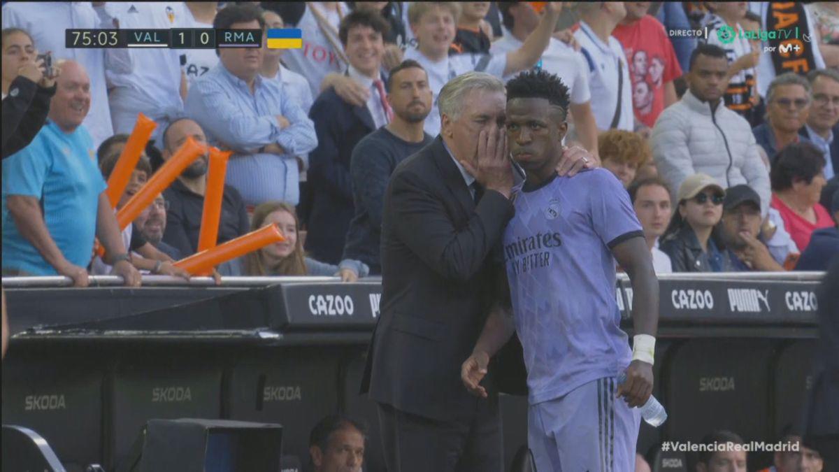 Los feos gestos de Vinicius al Mestalla, la jugada surrealista para detener a Vini y la bronca entre jugadores del Valencia y Real Madrid