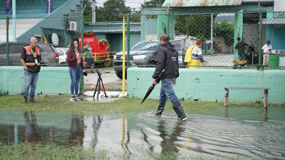¡Inundado! Estadio de la gran final de la Liga de Ascenso de Honduras entre Choloma y Platense quedó afectado por las lluvias