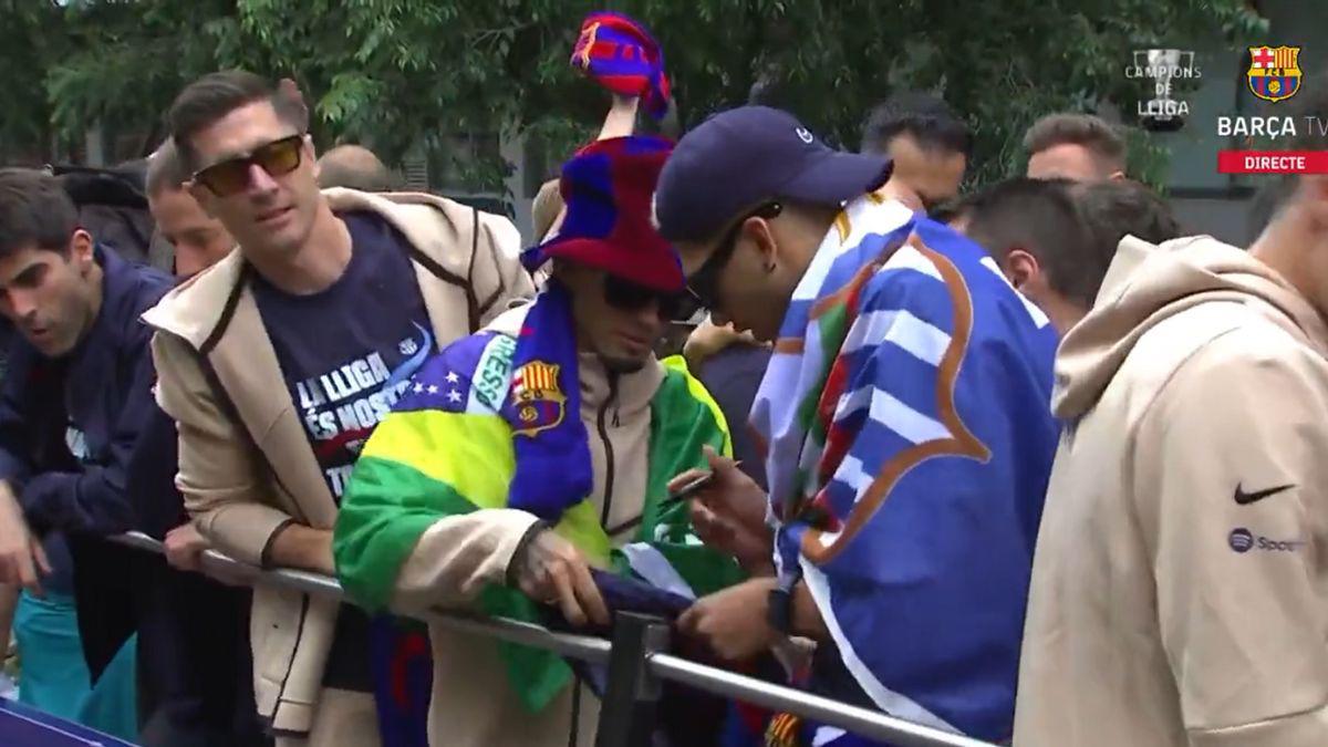 Lewandowski y Araújo se robaron el show: El épico festejo del Barcelona en la rúa de campeones; Gavi se puso “bolo” y Lewan lo salvó