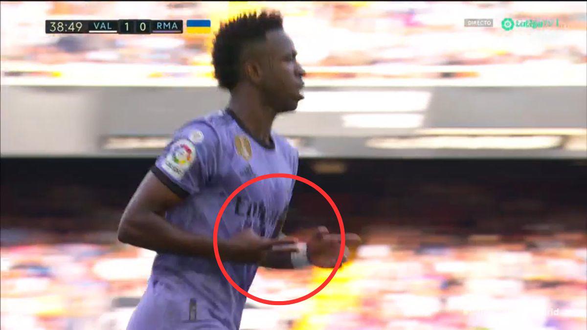 Los feos gestos de Vinicius al Mestalla, la jugada surrealista para detener a Vini y la bronca entre jugadores del Valencia y Real Madrid
