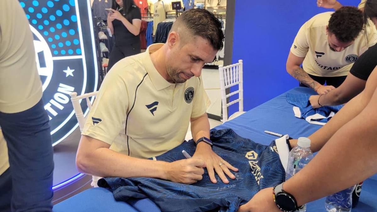Tremendo abrazo a Javier López; así se deja querer Motagua por su afición en Tegucigalpa