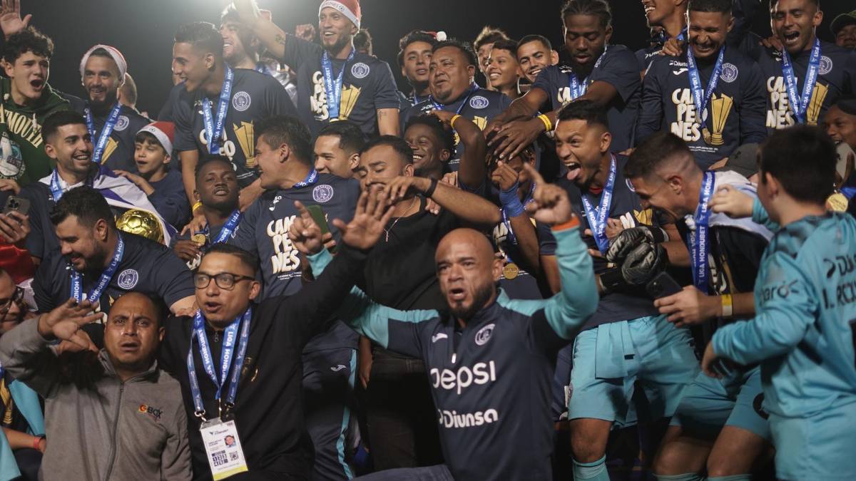 ¡Festejo del campeón! Besos al goleador, Diego Vázquez celebró en el camerino y locura de la plantilla de Motagua con el título