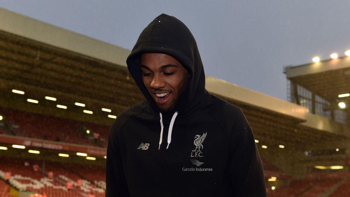 ¡No tiene equipo! De ser el más joven en debutar con el Liverpool a vender pollo frito en las calles de Inglaterra