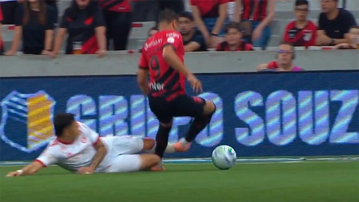 Esta es la acción donde se lesionó Vitor Roque en el partido ante el Internacional.