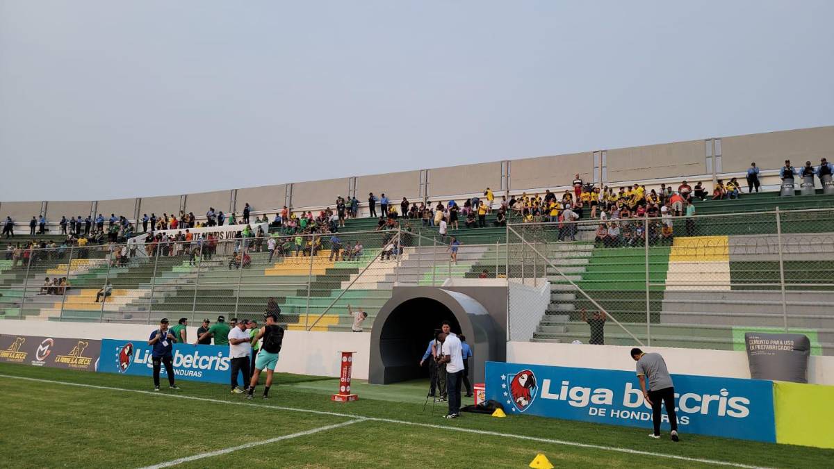 FOTOS: Aficionados de Marathón viajan a Comayagua y pintan de verde las semifinales ante Génesis