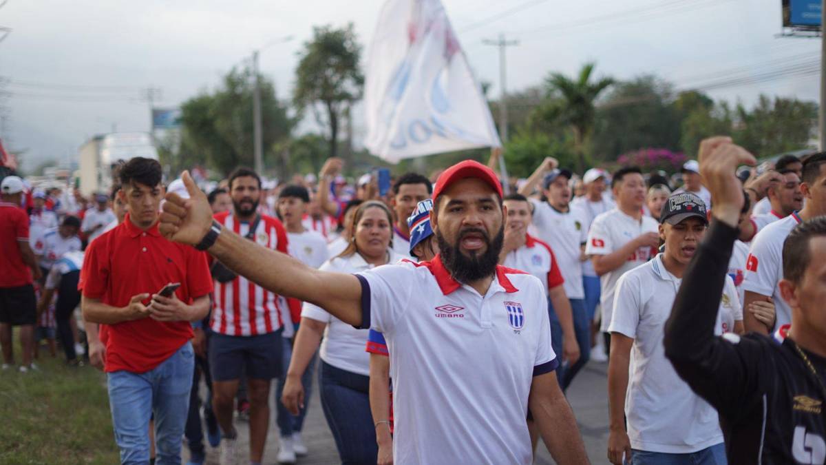 ¡Ambientazo de Champions! Invasión de olimpistas en el Olímpico y el grupo de afición del Atlas que se hace sentir