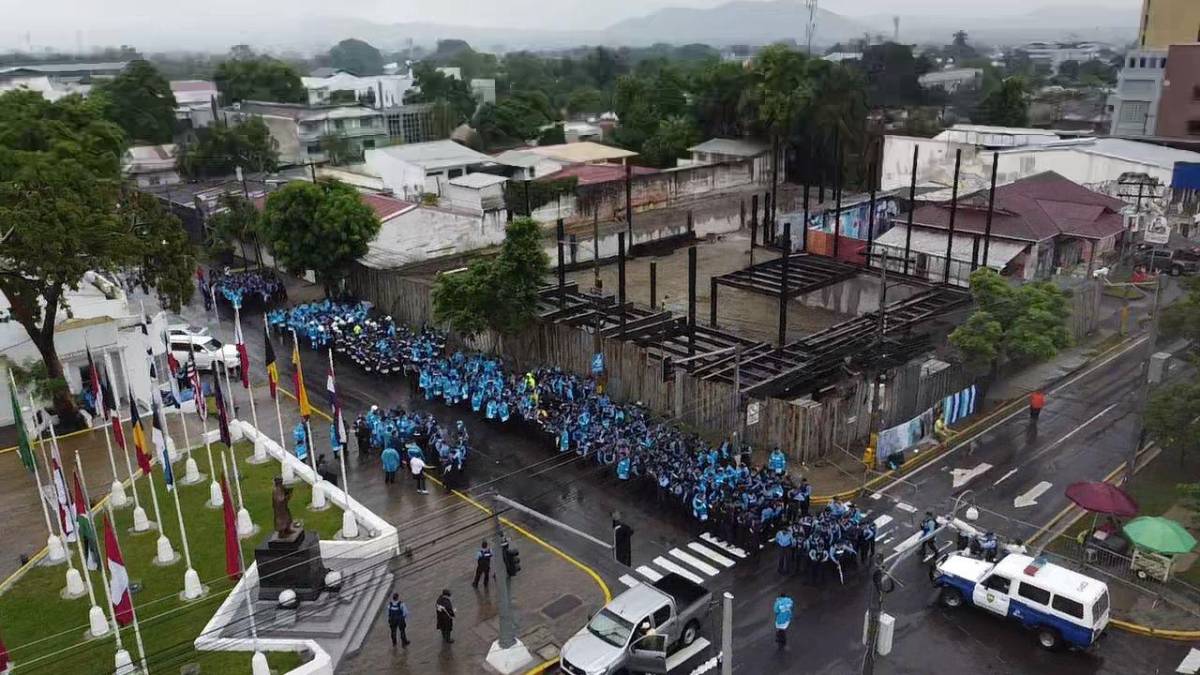 Honduras vs México: ni la lluvia los detiene, aficionados llegan al estadio Morazán, la seguridad es extrema y sigue venta de boletos del mercado negro