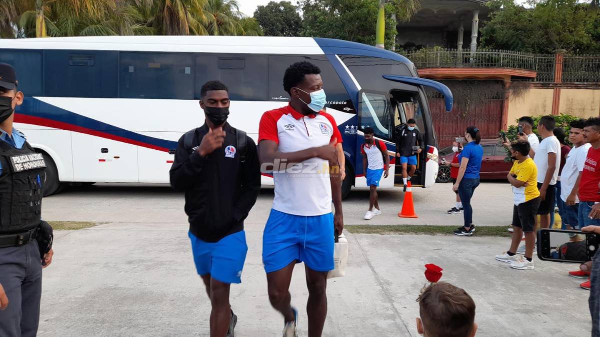 Bonito ambiente en El Progreso: Olimpia llega al estadio Micheletti y reciben con flores a Lavallén y Eddie Hernández