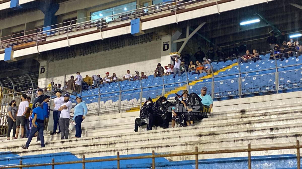 Júbilo en el Olímpico: Aficionados invaden la cancha en medio del triunfo de Honduras sobre Canadá en Liga de Naciones