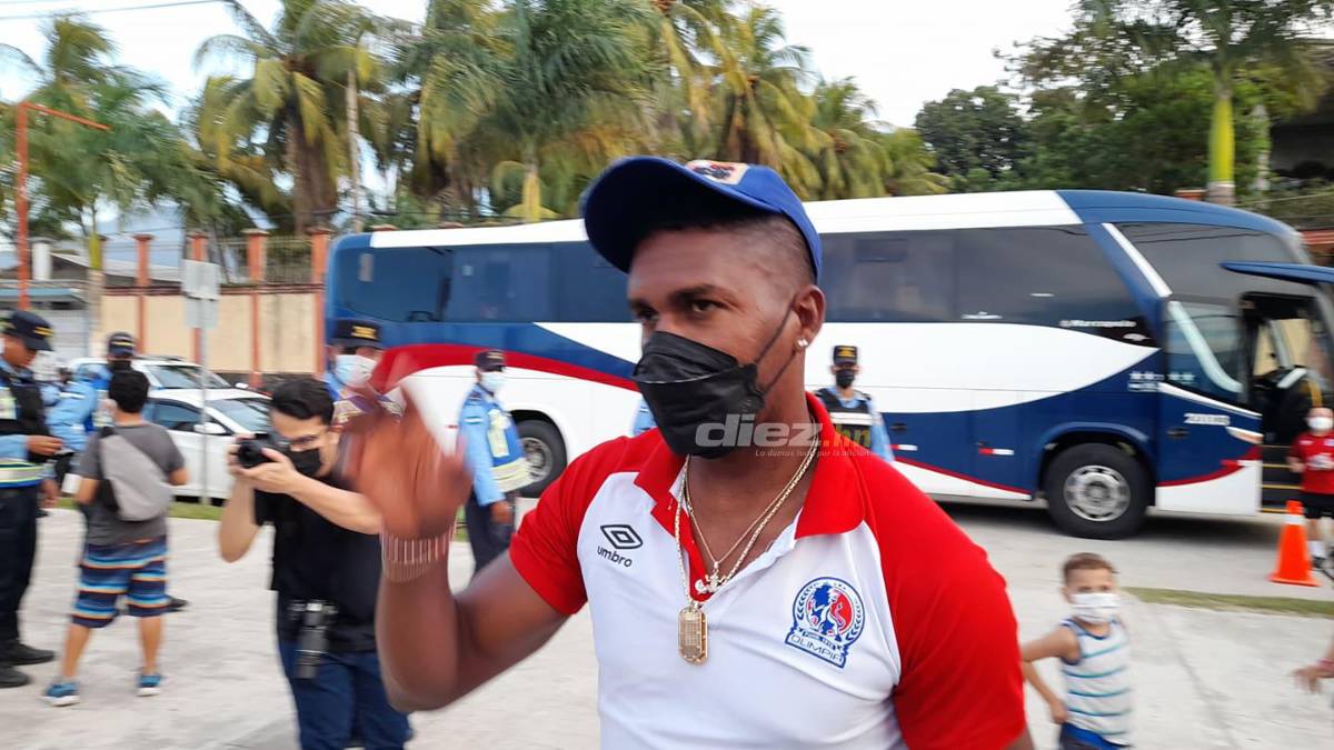 Bonito ambiente en El Progreso: Olimpia llega al estadio Micheletti y reciben con flores a Lavallén y Eddie Hernández