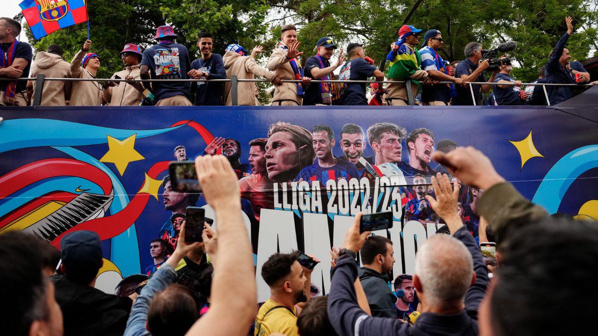 Lewandowski y Araújo se robaron el show: El épico festejo del Barcelona en la rúa de campeones; Gavi se puso “bolo” y Lewan lo salvó