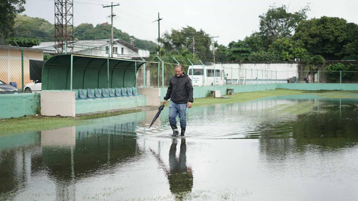 ¡Inundado! Estadio de la gran final de la Liga de Ascenso de Honduras entre Choloma y Platense quedó afectado por las lluvias