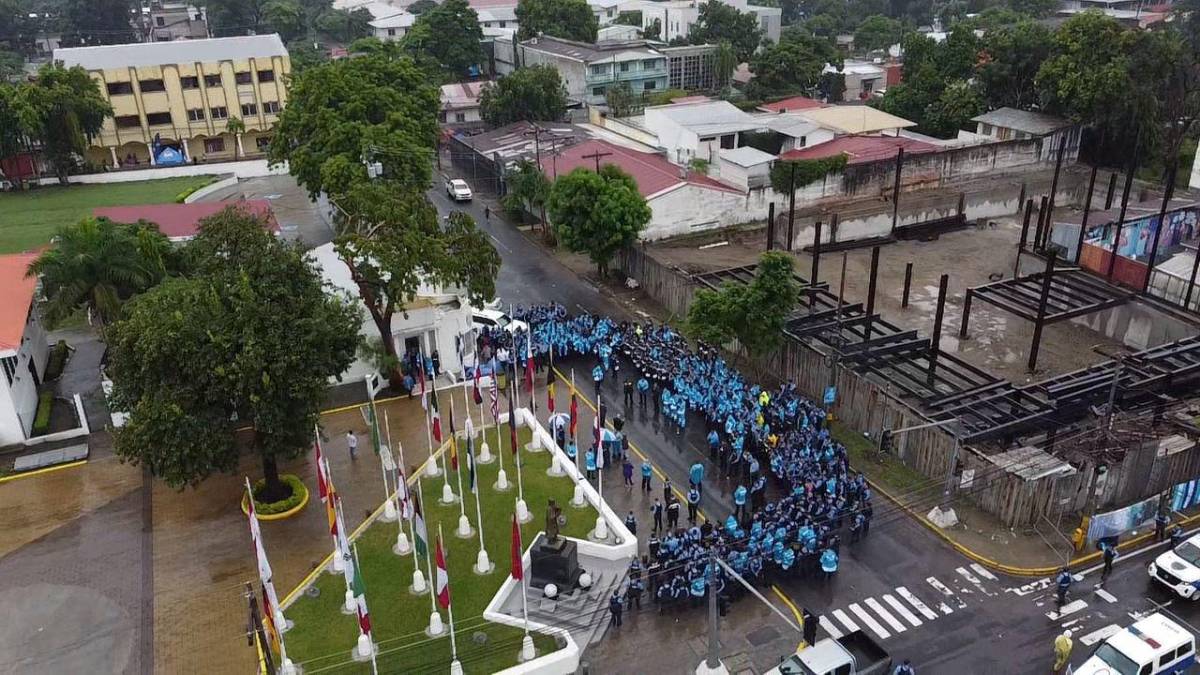 Honduras vs México: ni la lluvia los detiene, aficionados llegan al estadio Morazán, la seguridad es extrema y sigue venta de boletos del mercado negro