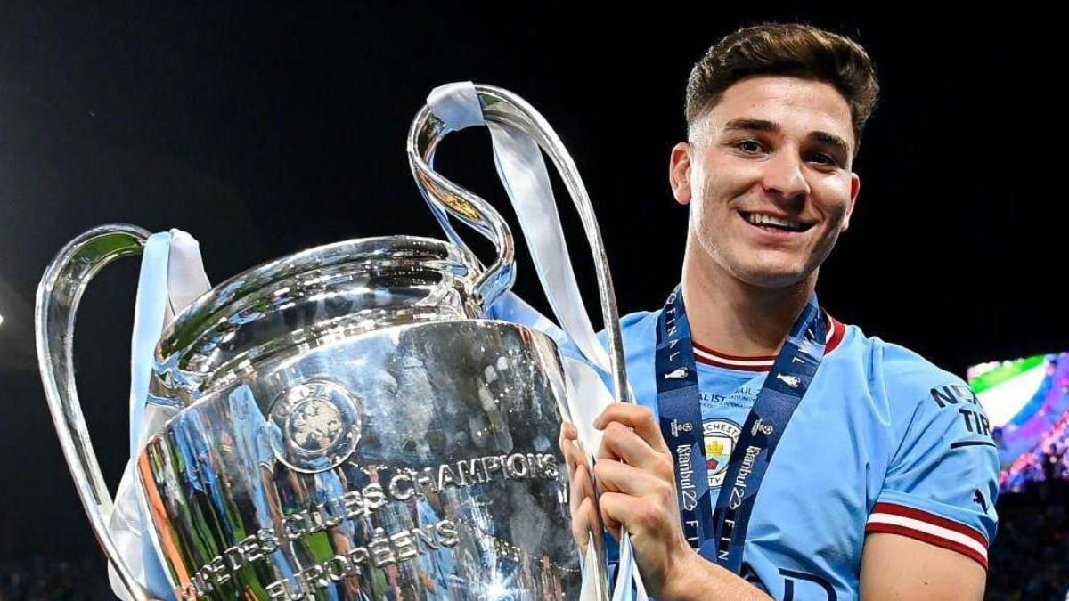 Julián Álvarez no tuvo minutos en la final de la Champions y la vio desde el banquillo.