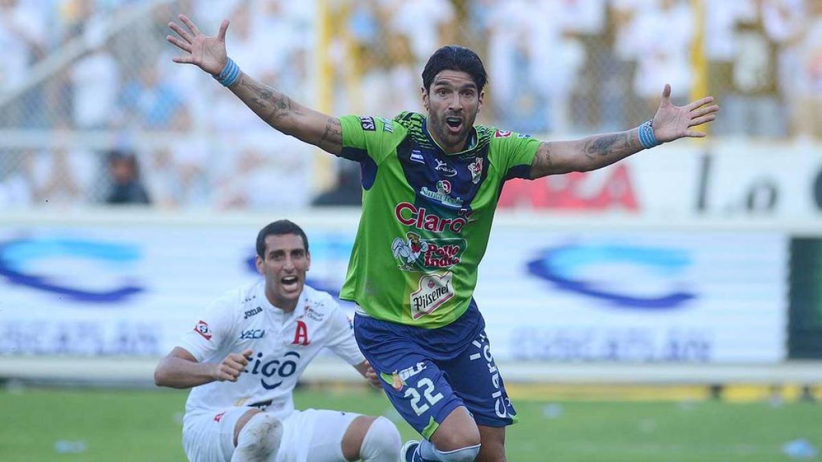 Triste adiós: ¿Por qué en el fútbol de El Salvador desafiliaron al Santa Tecla, campeón de liga, donde figuró 'Loco' Abreu?