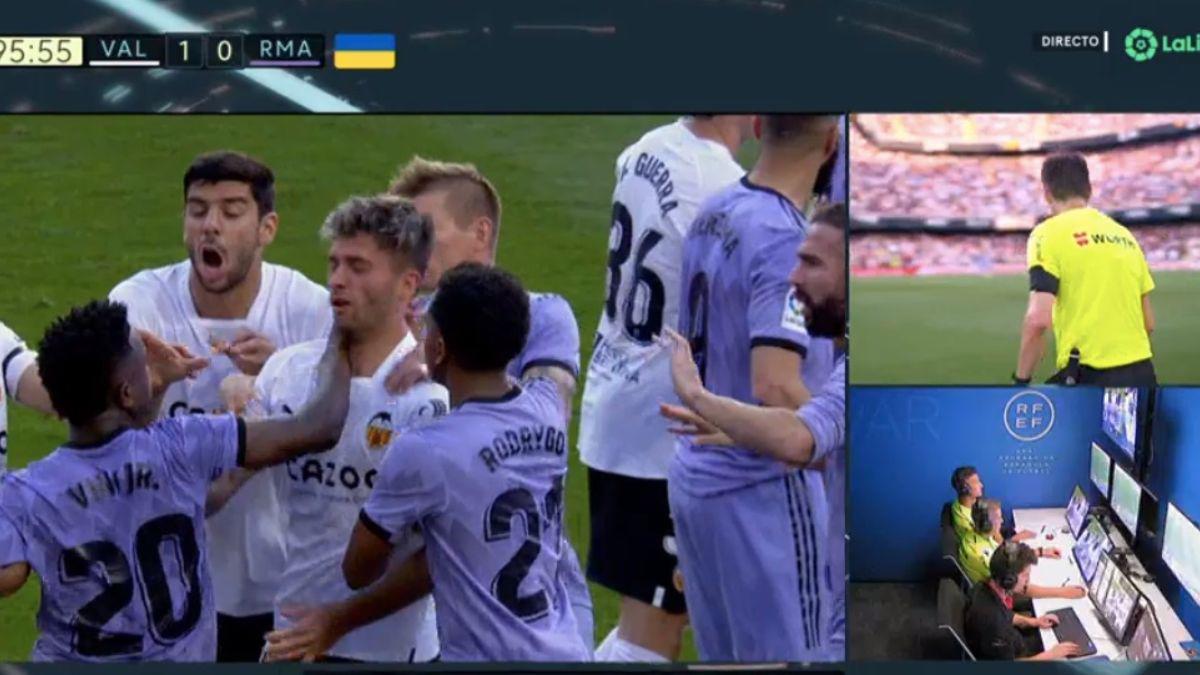 Los feos gestos de Vinicius al Mestalla, la jugada surrealista para detener a Vini y la bronca entre jugadores del Valencia y Real Madrid