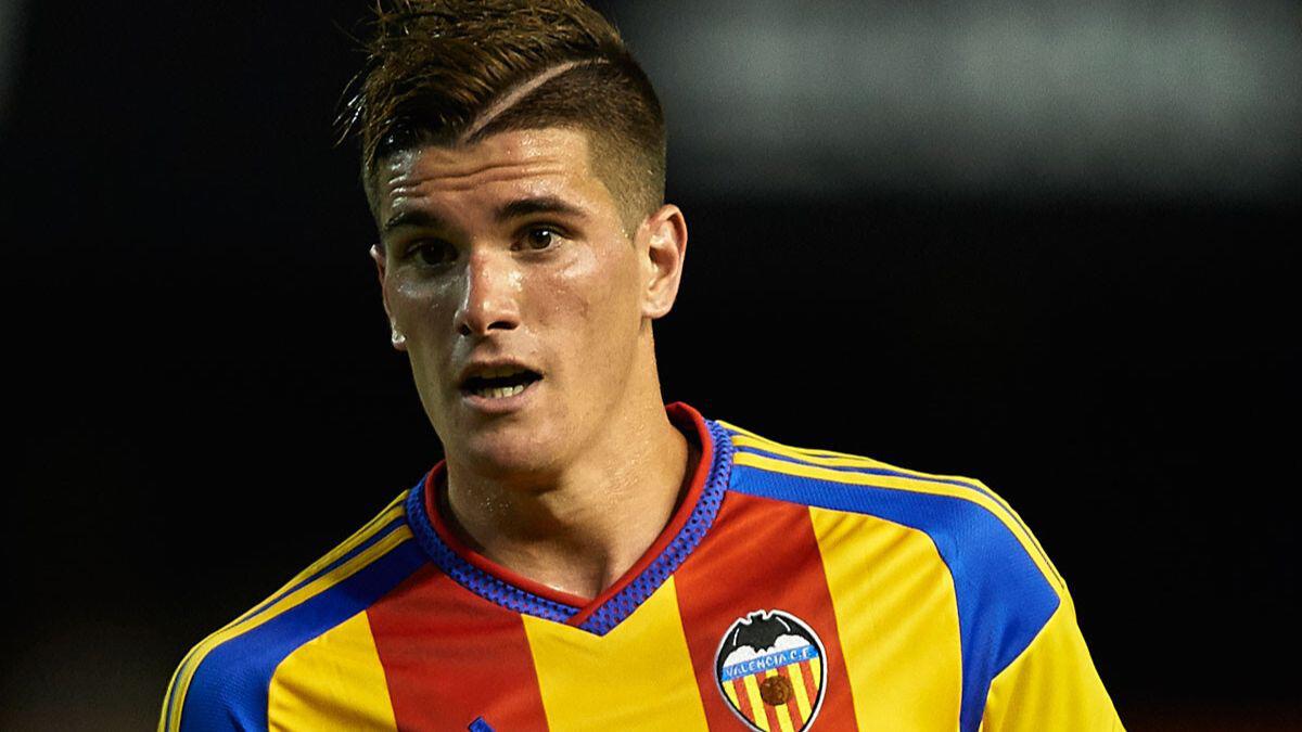 De un amor de adolescentes a una familia y su nuevo romance con una cantante: así es la vida de Rodrigo de Paul