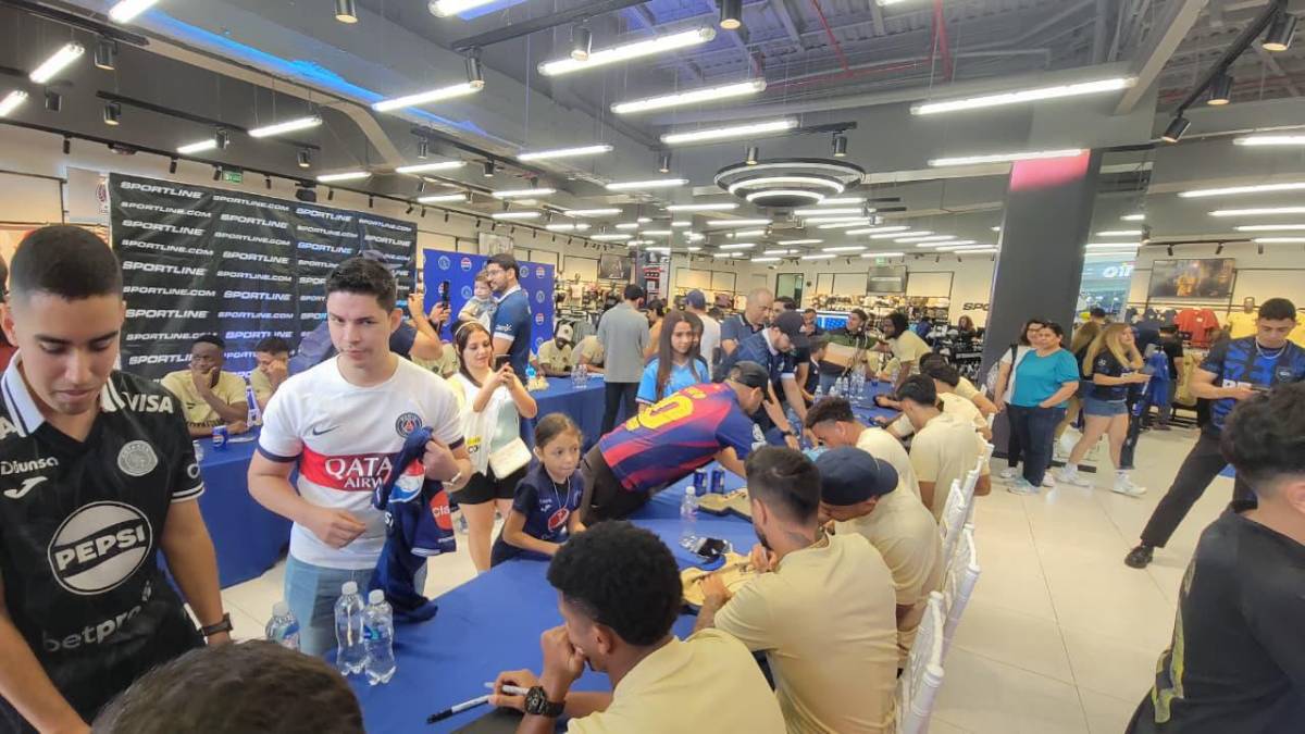 Tremendo abrazo a Javier López; así se deja querer Motagua por su afición en Tegucigalpa