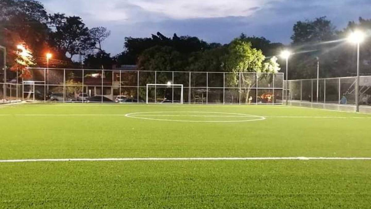Del barrio a lo profesional: El antes y después de las canchas que se han mejorado en Honduras