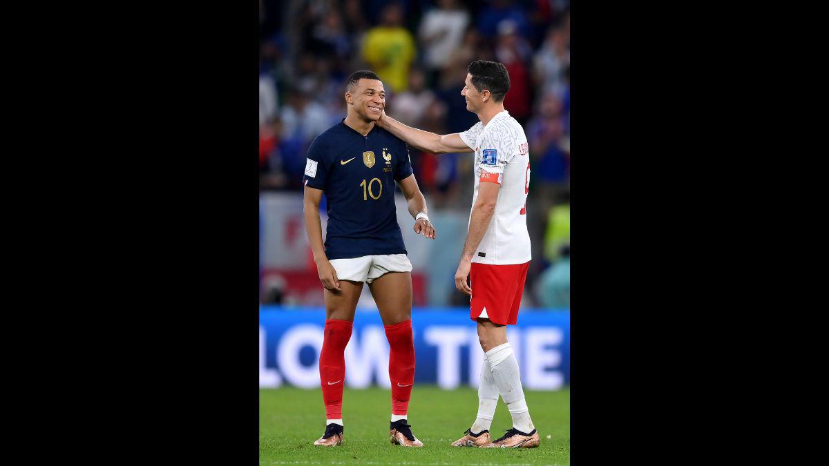 Las muestras de cariño de Giroud y Lewandowski con Mbappé; el francés que jugó con cadena de oro ante Polonia en el Mundial