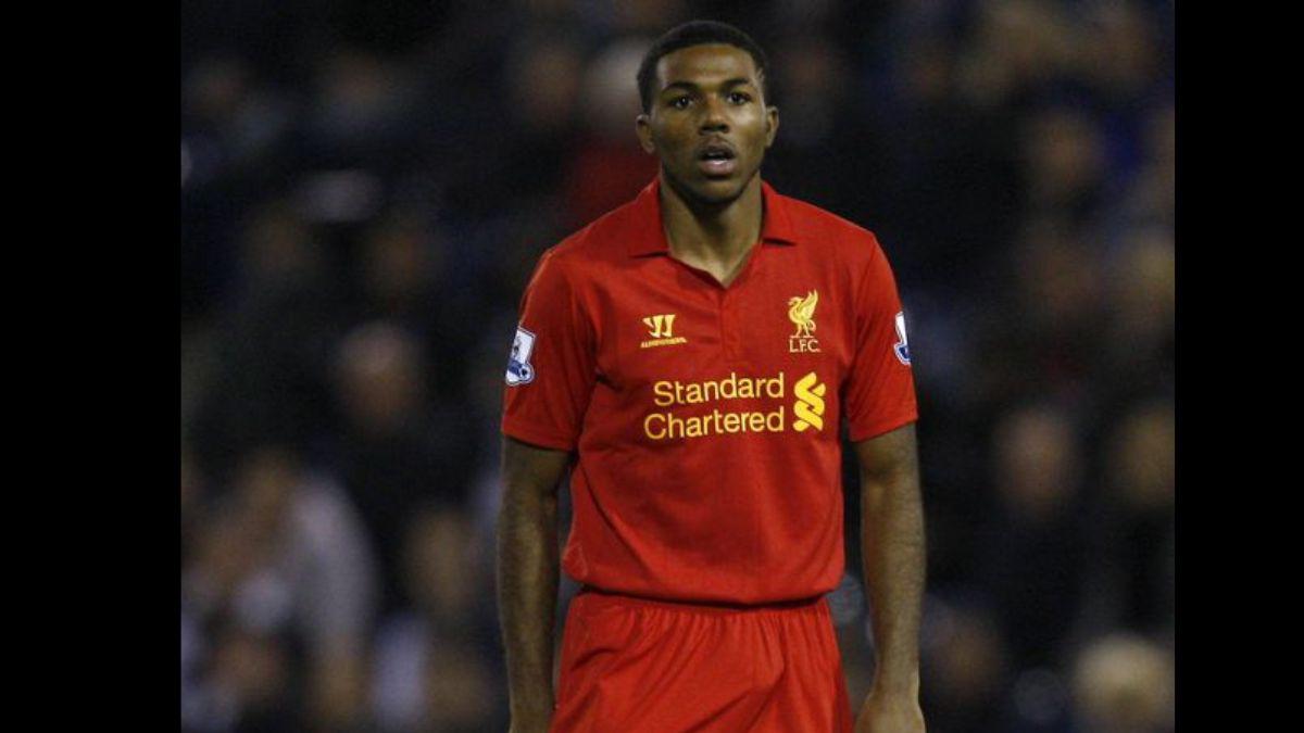 ¡No tiene equipo! De ser el más joven en debutar con el Liverpool a vender pollo frito en las calles de Inglaterra