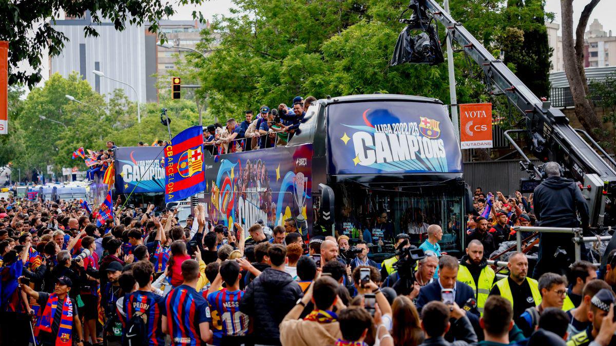 Lewandowski y Araújo se robaron el show: El épico festejo del Barcelona en la rúa de campeones; Gavi se puso “bolo” y Lewan lo salvó