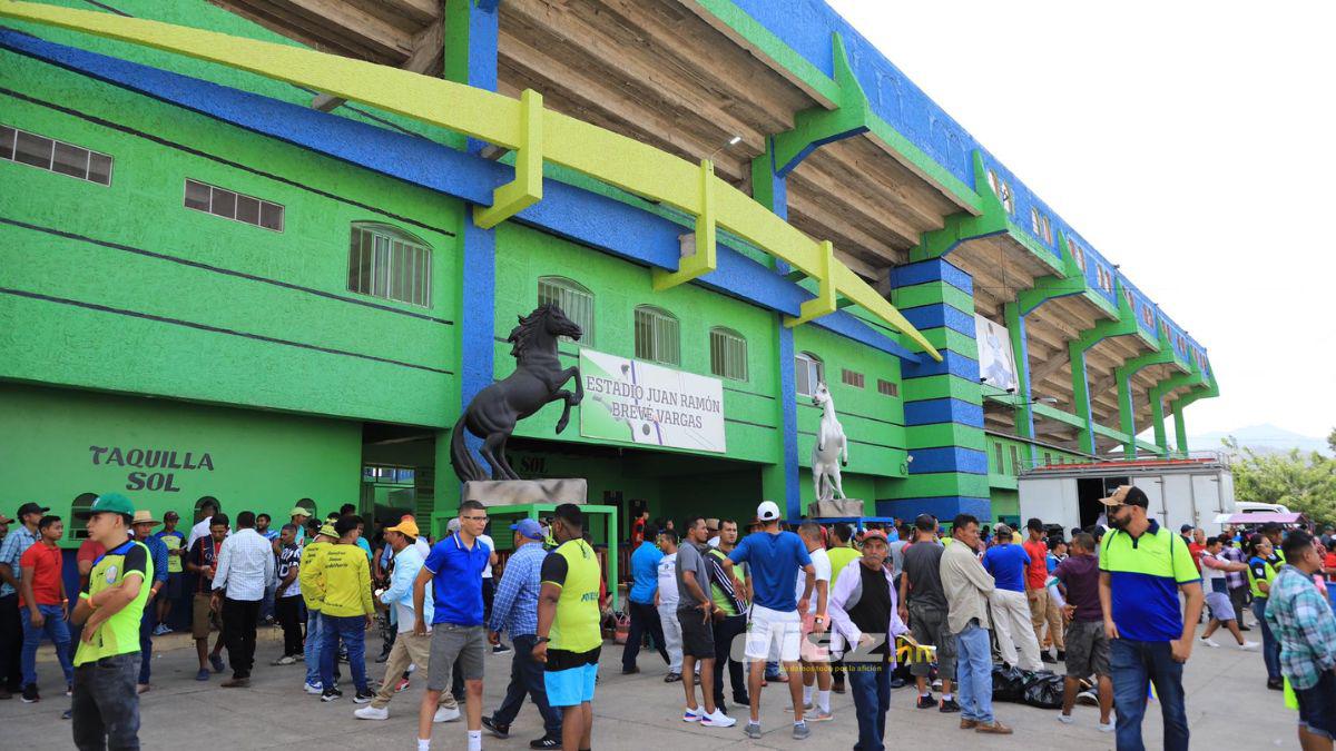 ¡Robó suspiros! La hermosa novia del jugador de Potros, la simpatía de Samuel García con los aficionados y la fiesta que se vive en Olancho