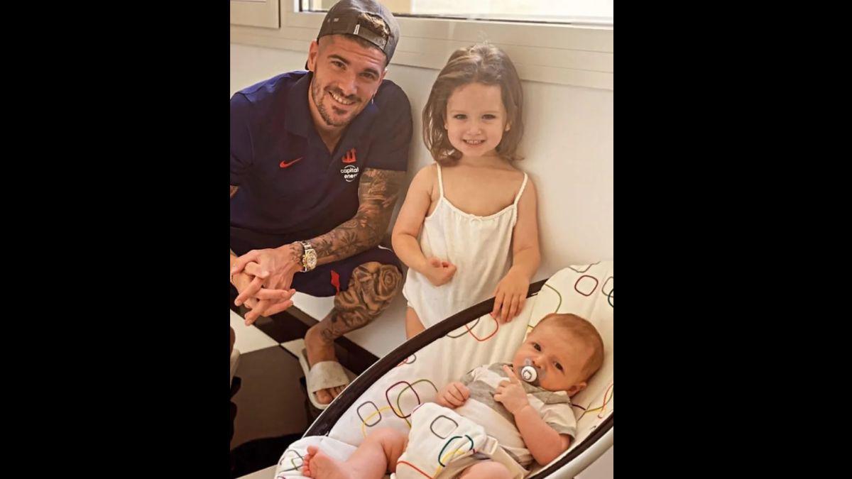 De un amor de adolescentes a una familia y su nuevo romance con una cantante: así es la vida de Rodrigo de Paul