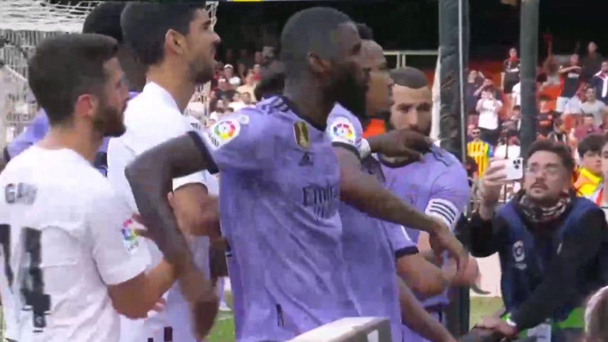 Los feos gestos de Vinicius al Mestalla, la jugada surrealista para detener a Vini y la bronca entre jugadores del Valencia y Real Madrid