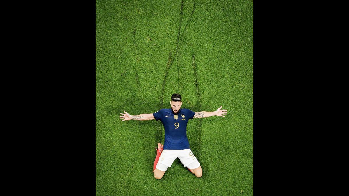 Las muestras de cariño de Giroud y Lewandowski con Mbappé; el francés que jugó con cadena de oro ante Polonia en el Mundial