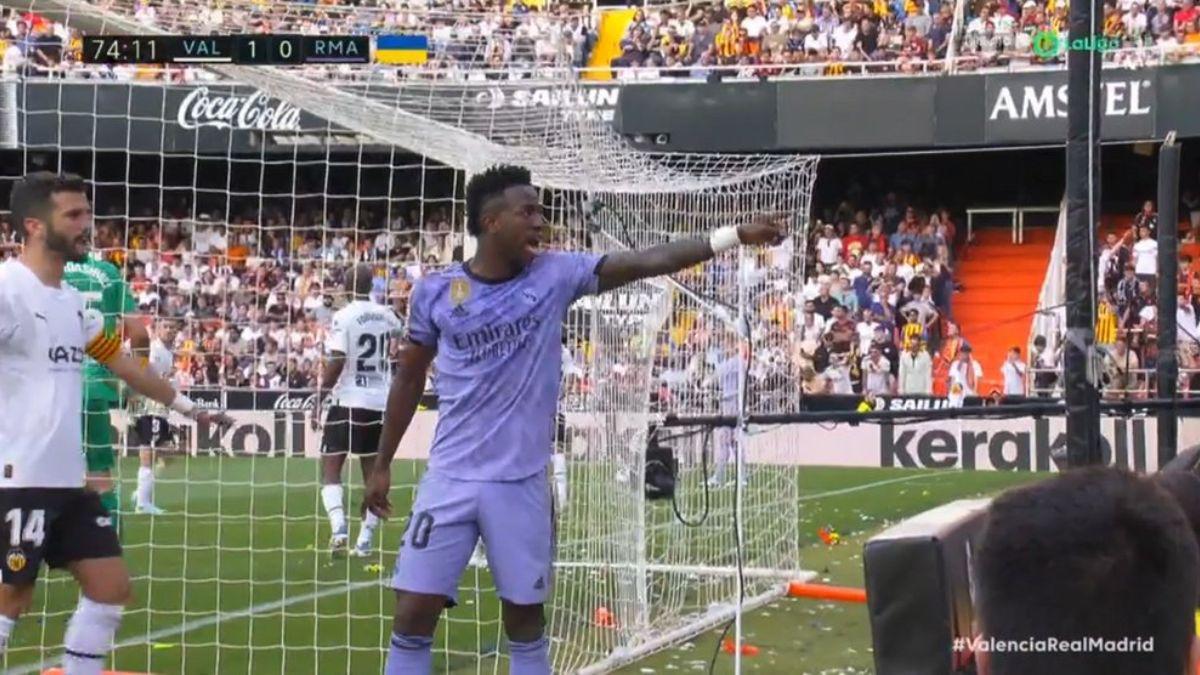 Los feos gestos de Vinicius al Mestalla, la jugada surrealista para detener a Vini y la bronca entre jugadores del Valencia y Real Madrid