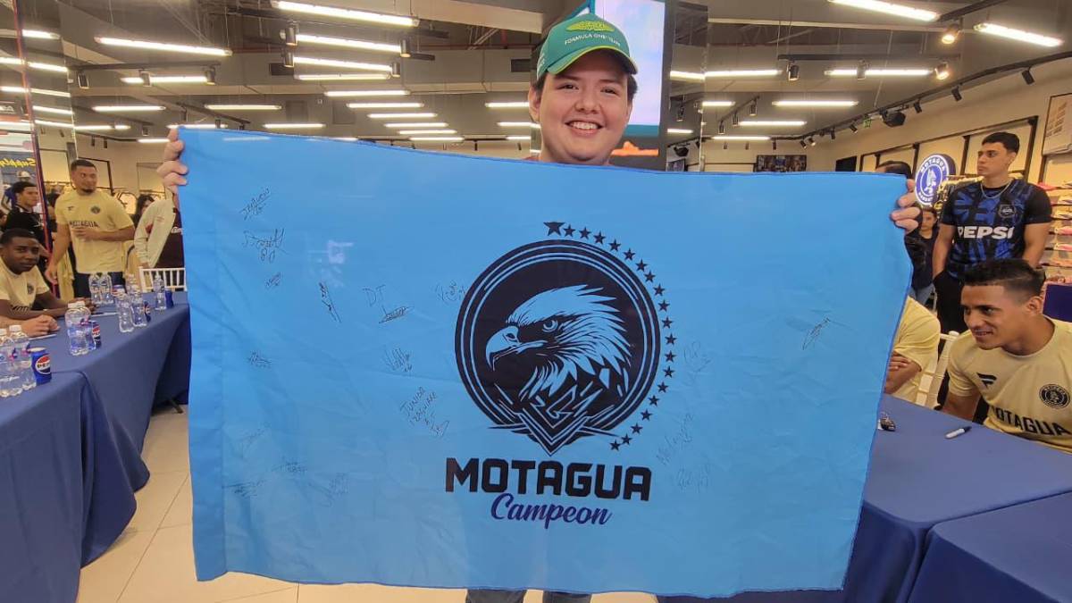 Tremendo abrazo a Javier López; así se deja querer Motagua por su afición en Tegucigalpa