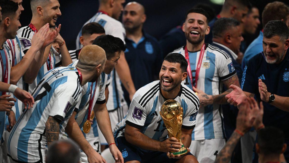 ¿Y los problemas del corazón? Kun Agüero no vio el último penal; la imagen para la historia con Messi; festejó bebiendo y fumando