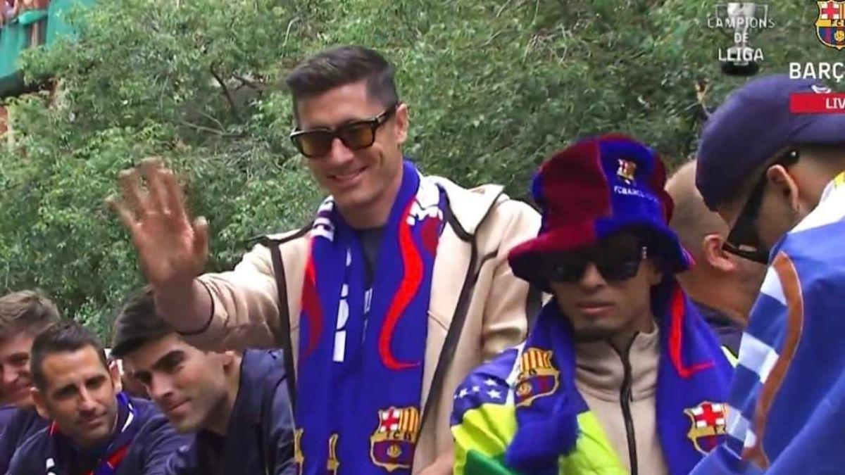 Lewandowski y Araújo se robaron el show: El épico festejo del Barcelona en la rúa de campeones; Gavi se puso “bolo” y Lewan lo salvó