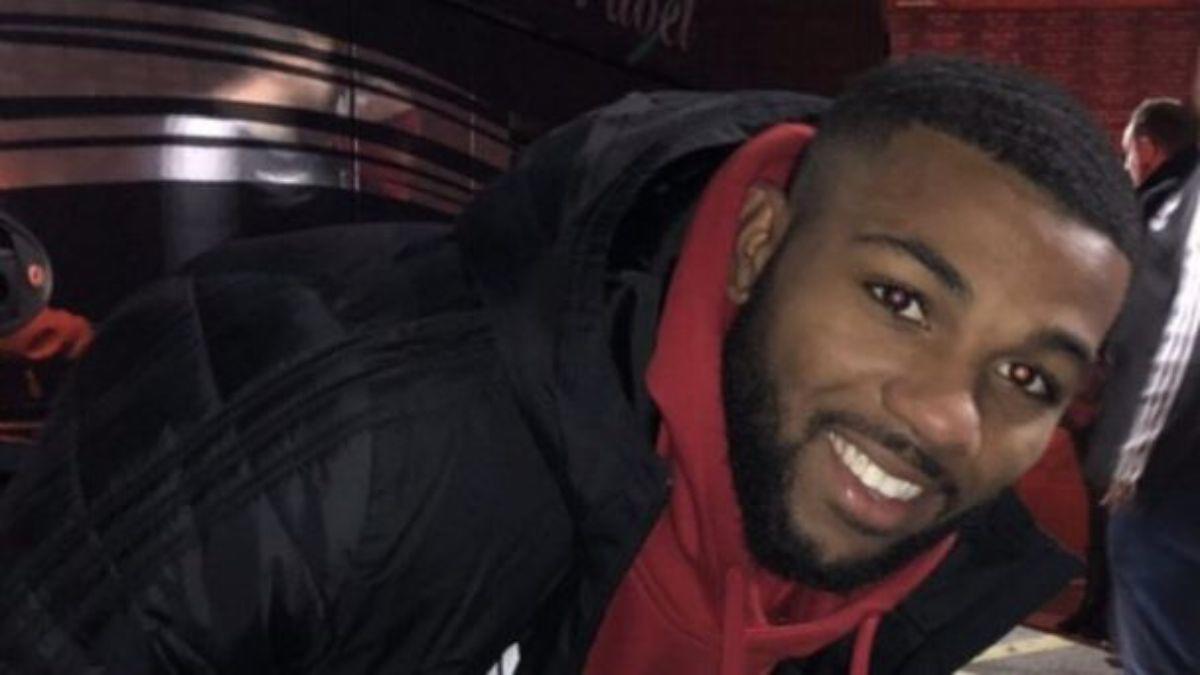 ¡No tiene equipo! De ser el más joven en debutar con el Liverpool a vender pollo frito en las calles de Inglaterra