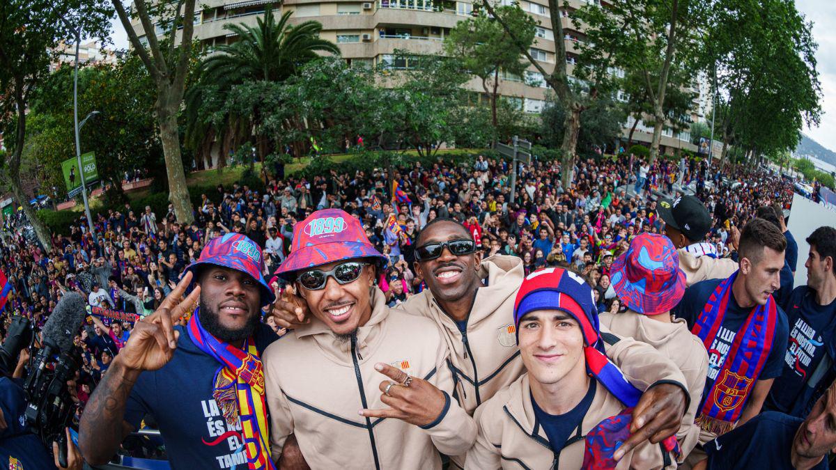 Lewandowski y Araújo se robaron el show: El épico festejo del Barcelona en la rúa de campeones; Gavi se puso “bolo” y Lewan lo salvó