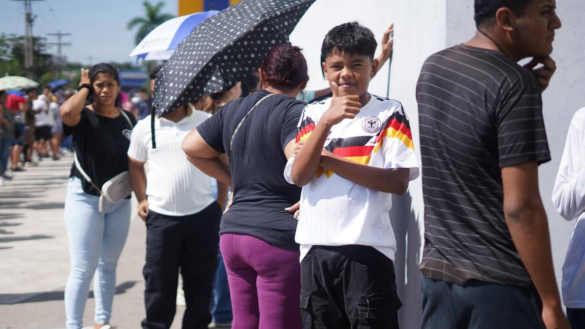 ¡Es una locura! Largas filas para comprar los boletos del partido de tiktokers entre Honduras y El Salvador