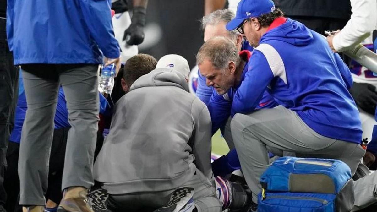 Las imágenes de preocupación tras el desmayo de Damar Hamlin en un partido de la NFL