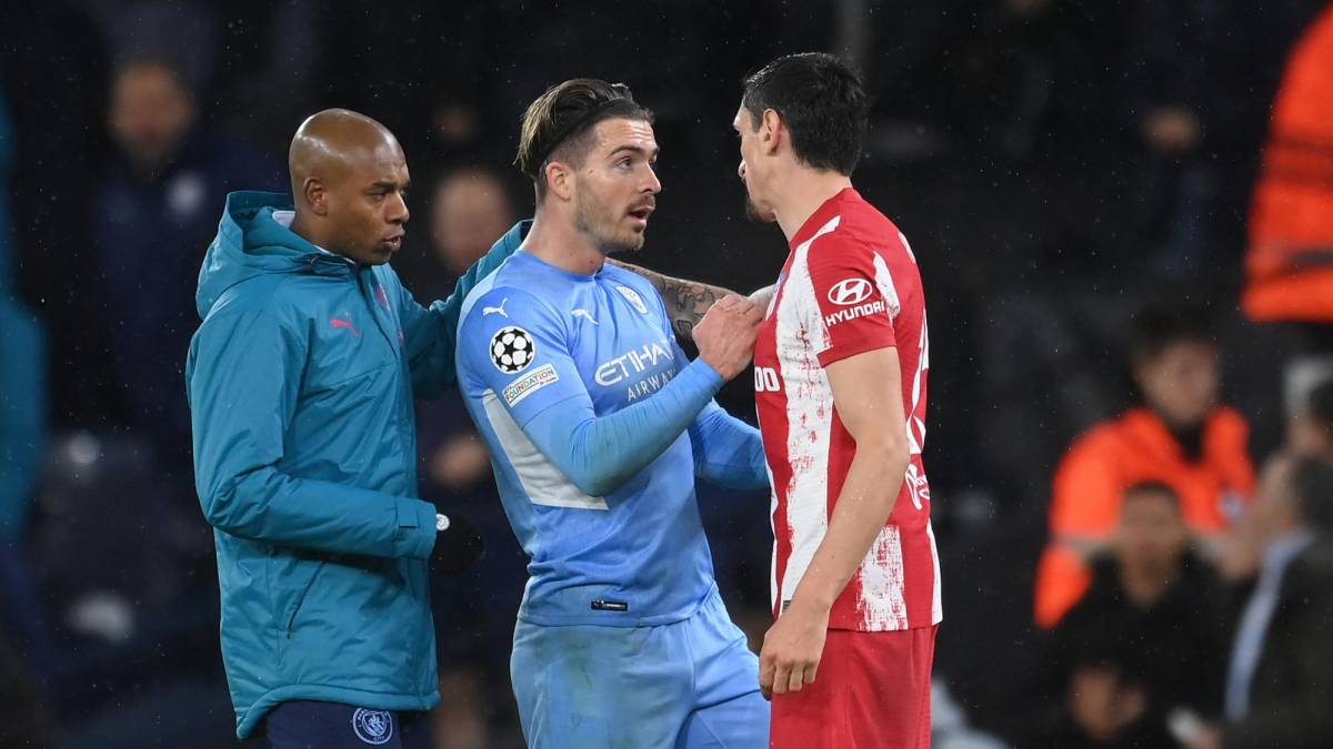 La enérgica reacción de Guardiola tras pelotazo al rostro a jugador del City: ingresó a la cancha para calmar la calentura