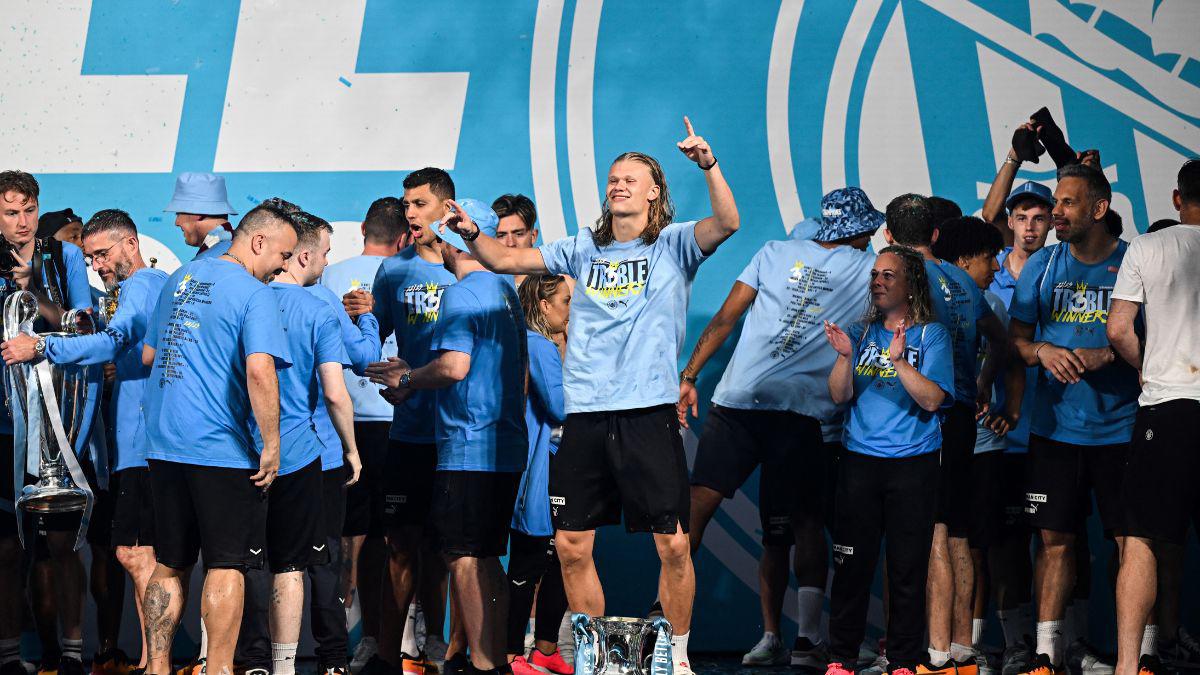 Haaland y Grealish desnudos y como guardias de seguridad; Guardiola con su famoso puro y el hijo de Foden se roba el show en los festejos del City