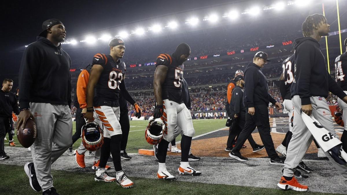 Las imágenes de preocupación tras el desmayo de Damar Hamlin en un partido de la NFL