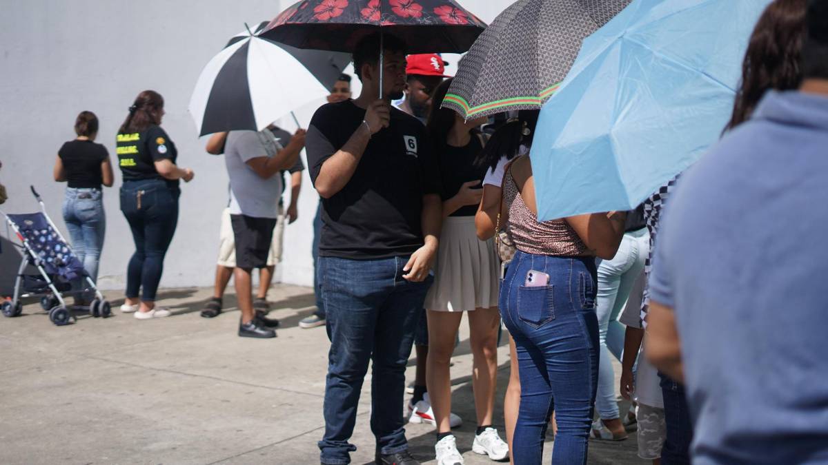 ¡Es una locura! Largas filas para comprar los boletos del partido de tiktokers entre Honduras y El Salvador