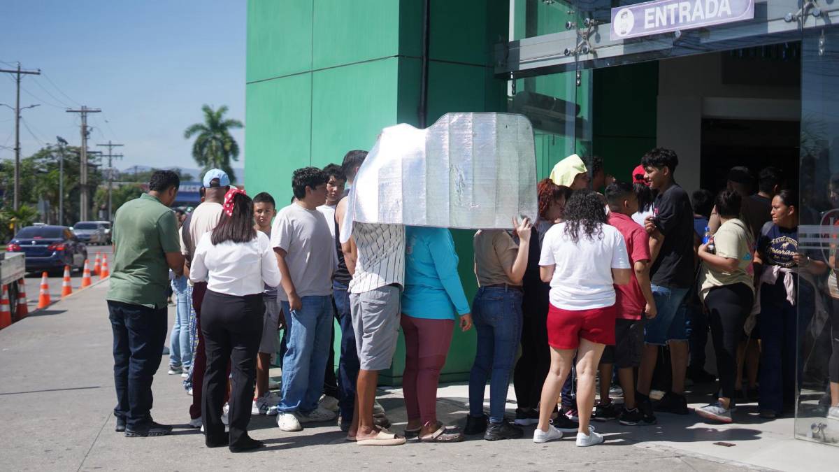 ¡Es una locura! Largas filas para comprar los boletos del partido de tiktokers entre Honduras y El Salvador