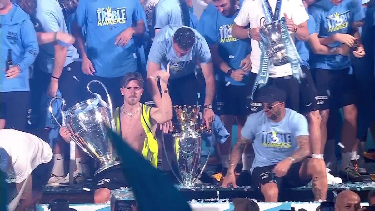 Haaland y Grealish desnudos y como guardias de seguridad; Guardiola con su famoso puro y el hijo de Foden se roba el show en los festejos del City