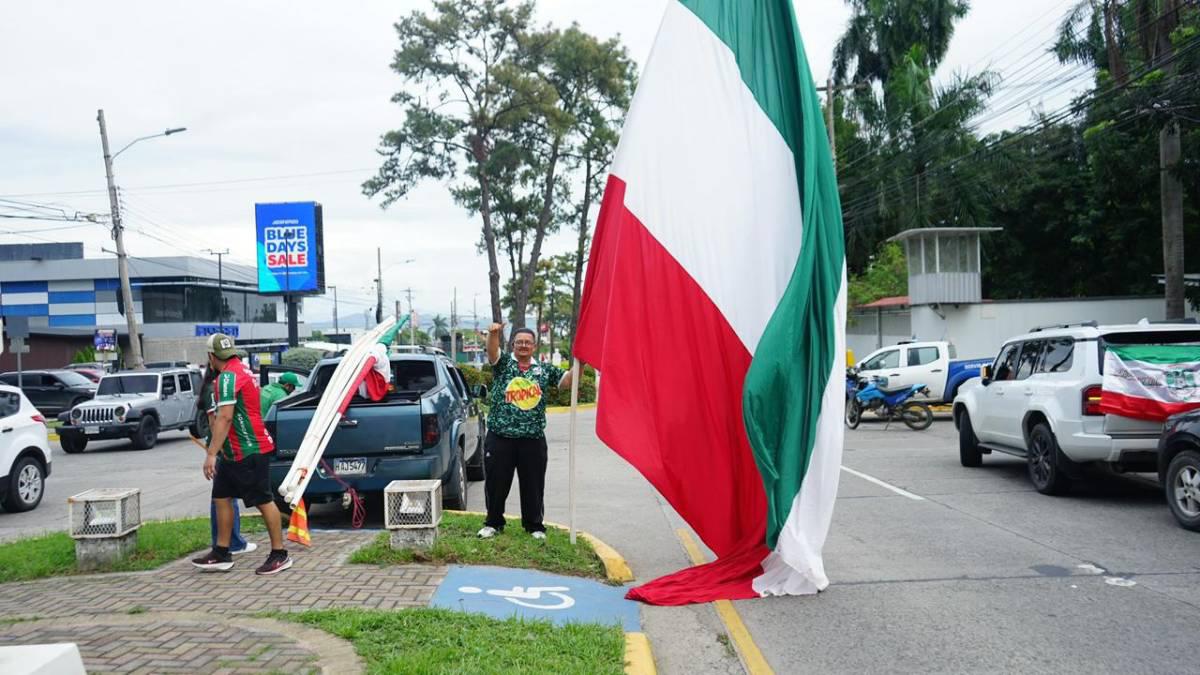 Marathón inaugura su mes de centenario: así fue la caravana del Monstruo Verde en San Pedro Sula; bellas chicas